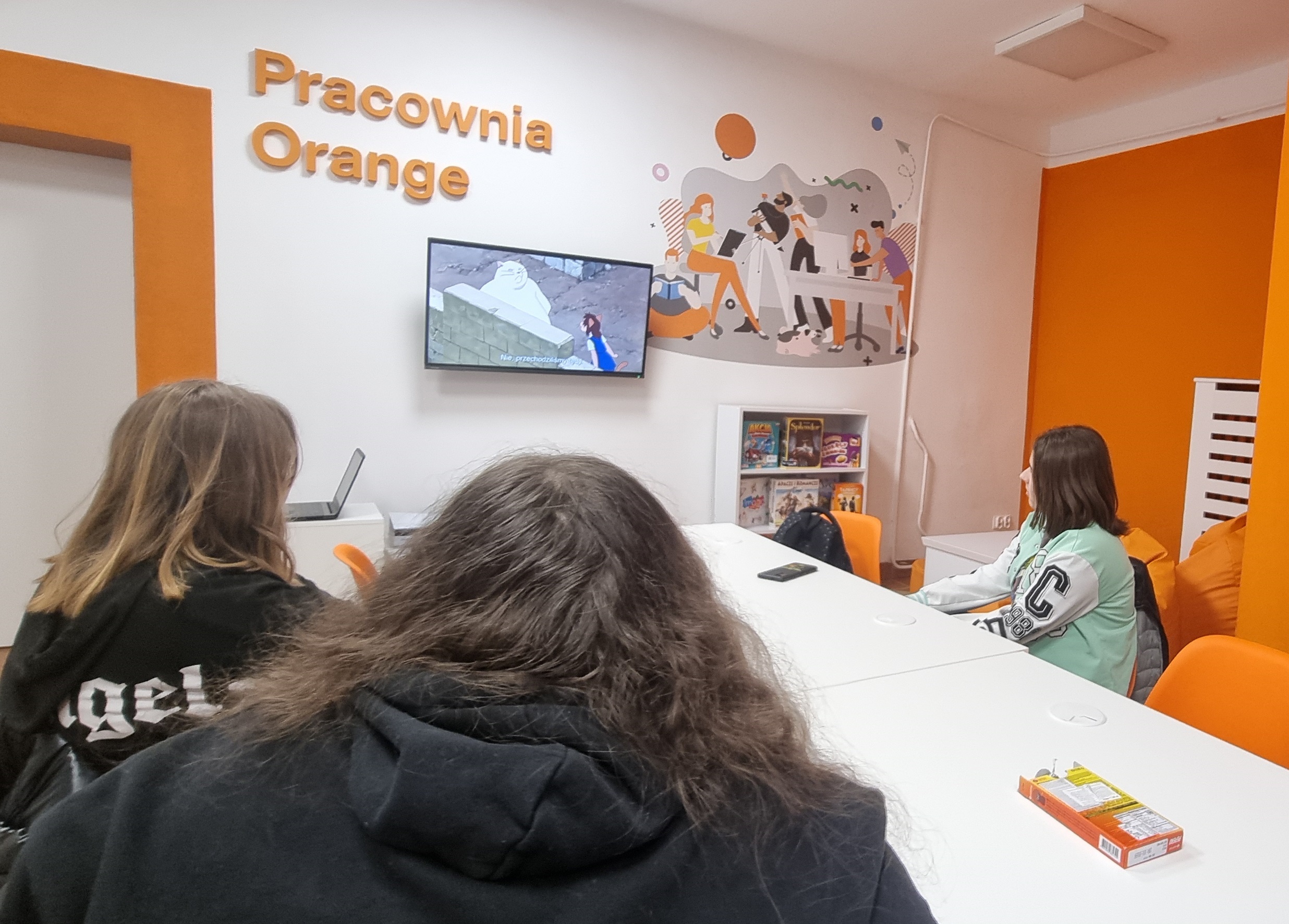 zdjęcie klubowiczek w trakcie oglądania filmu na ekranie telewizora w pracowni orange