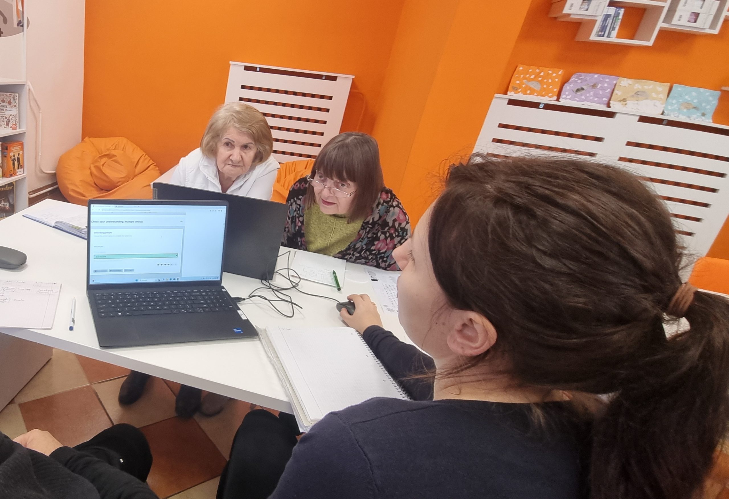 zdjęcie czytelniczek podczas rozwiązywania zadań na laptopach w pracowni orange