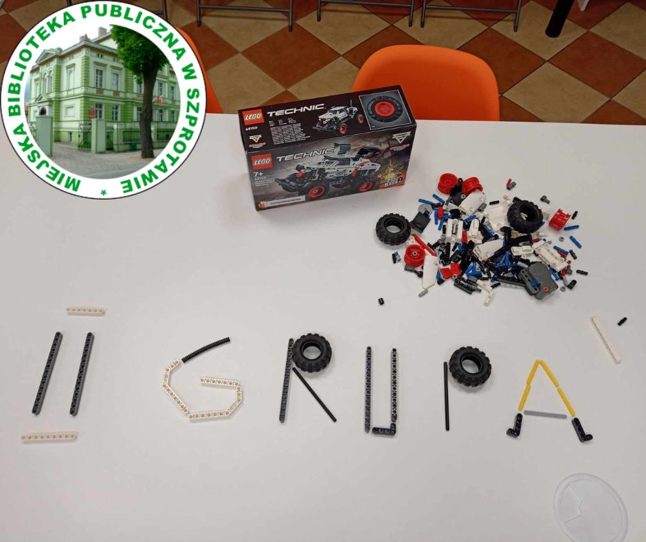 zdjęcie napisu II grupa ułożonego z klocków lego na stoliku, wużej klocki lego z pudełkiem, na górze z lewej strony logo biblioteki