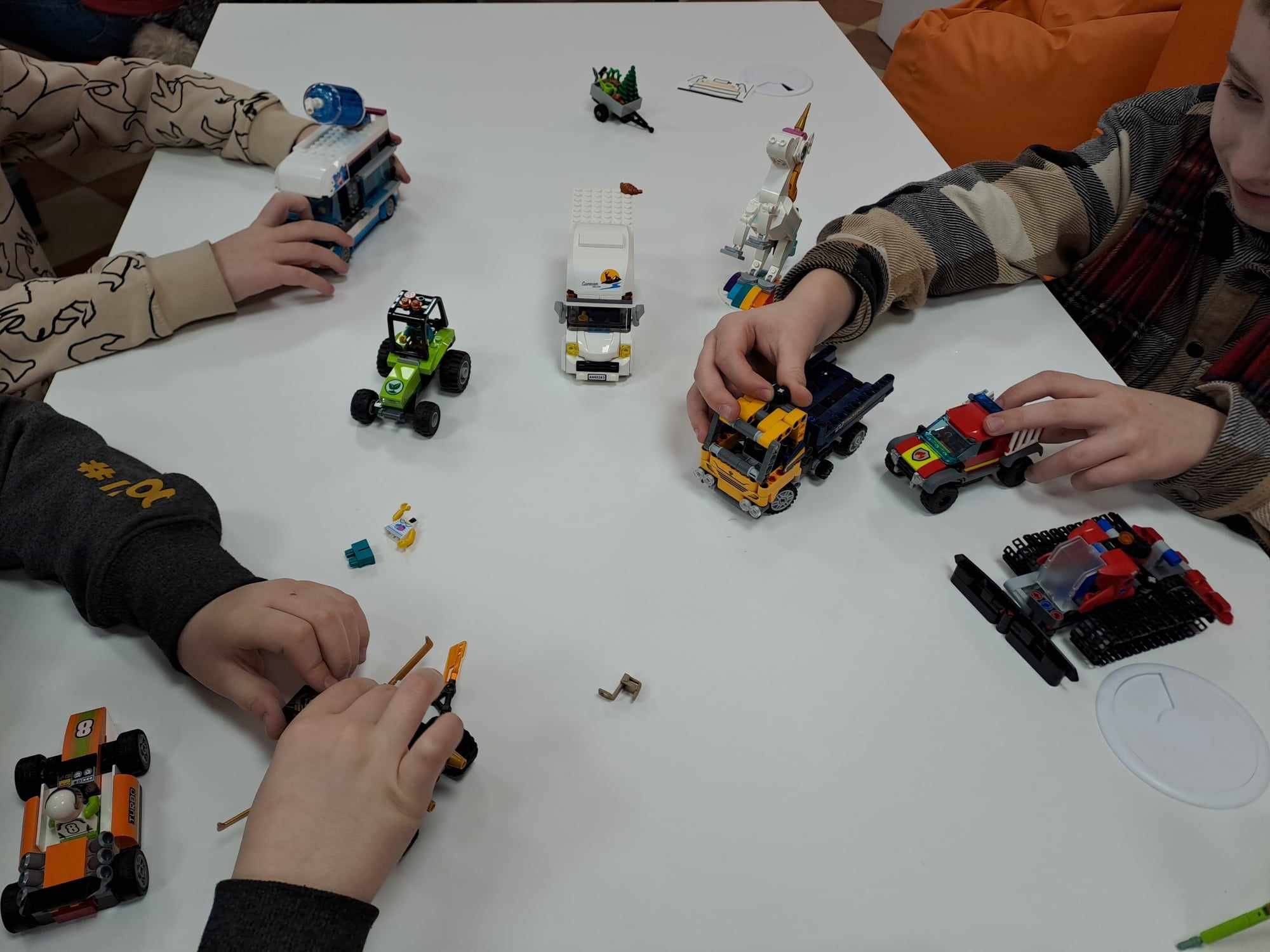 Zdjęcie przedstawia auta z budowane z klocków Lego