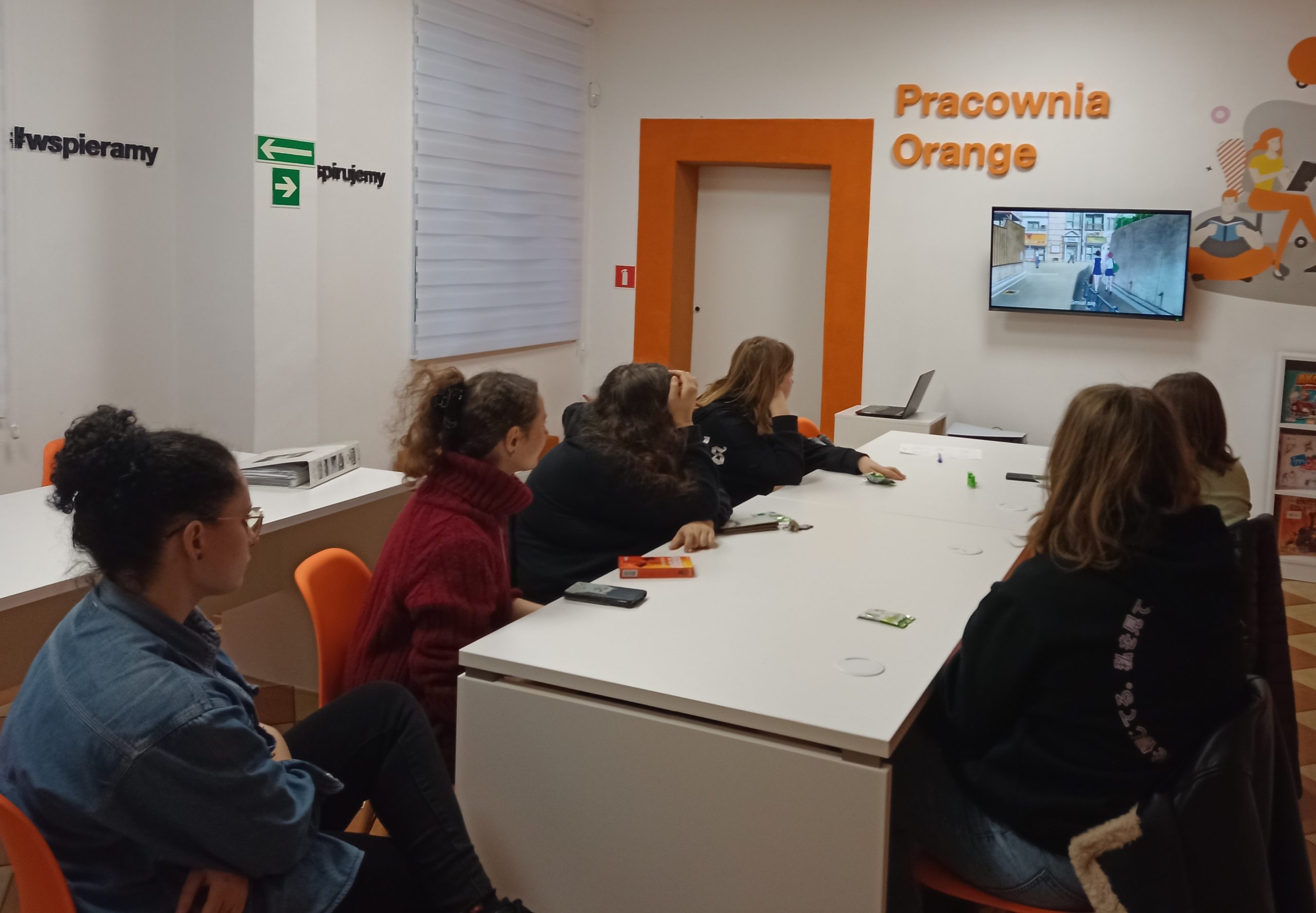 zdjęcie klubowiczek przy stole w pracowni orange podczas seansu filmu narzeczona dla kota