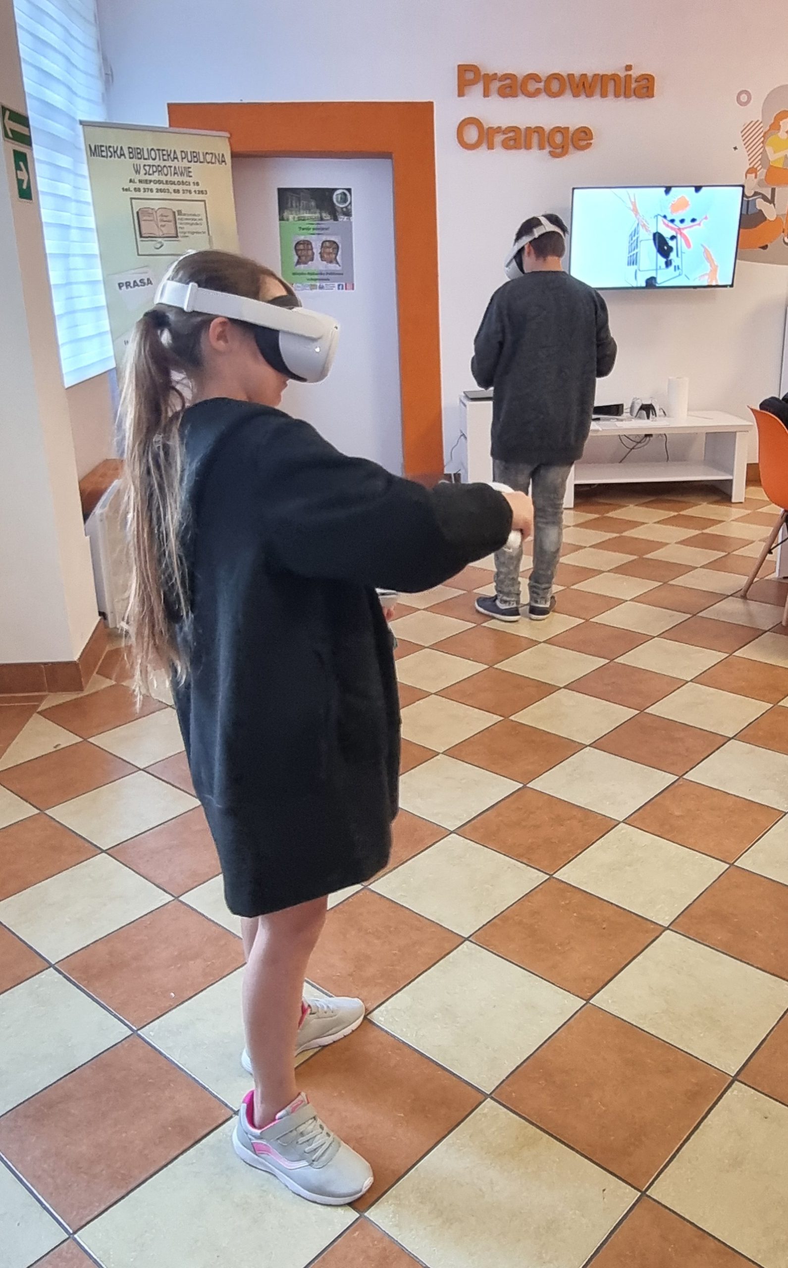 zdjęcie dziewczynki i chłopca z założonymi okularami VR podczas malowania wirtualnego bałwanka