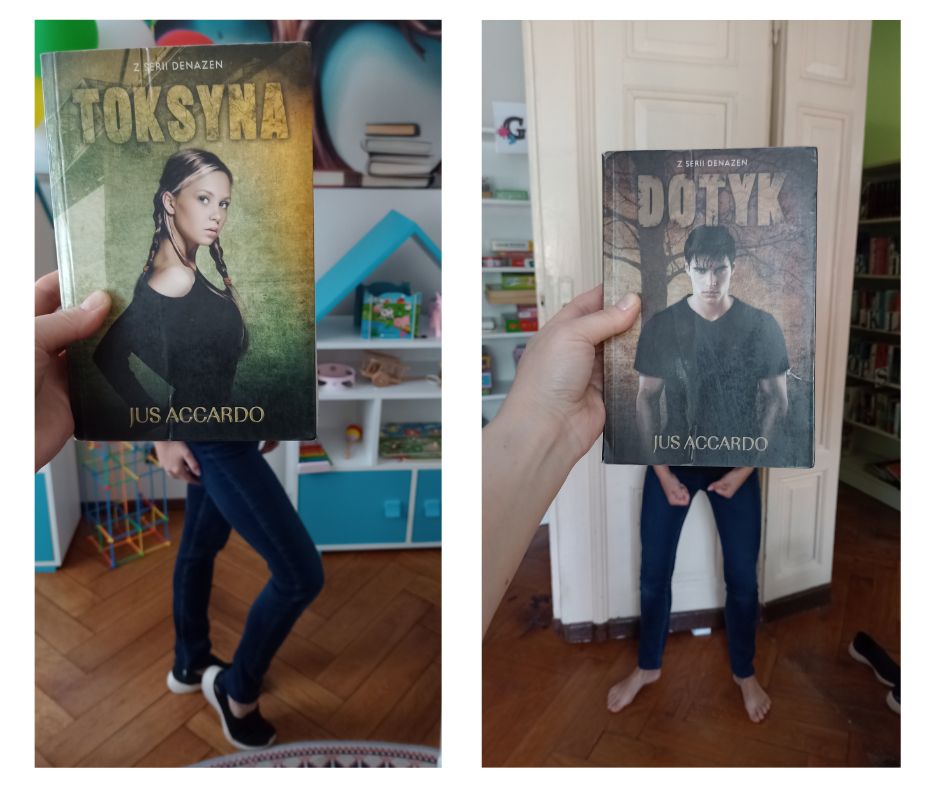 dwa zdjęcia wykonane w technice sleeveface, gdzie część postaci jest z okładki, za książka ukrywa się osoba, której widać tylko nogi, w taki sposób jakby była to jedna postać