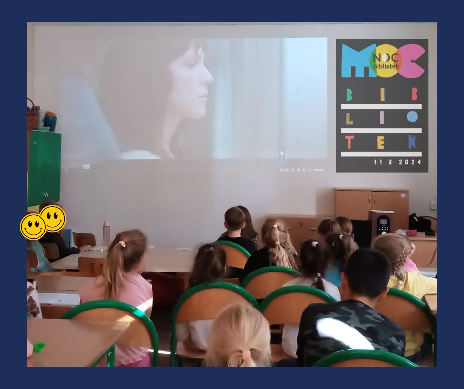 zdjęcie dzieci oglądających film, na dużym ekranie w świetlicy, na ekranie widoczny kadr z filmu, obok na ścianie plakat i napis na plakacie Noc Bibliotek - Moc Bibliotek