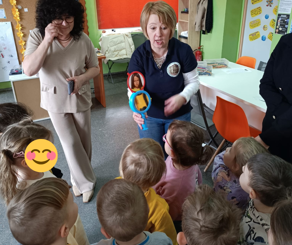 zdjęcie bibliotekarki pokazującej dzieciom lusterko emocji obok nauczycielki