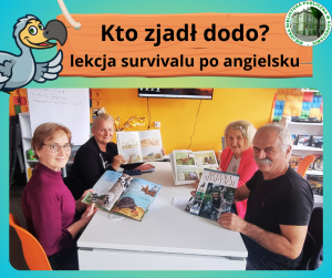 zdjęcie seniorów przy stoliku z książkami, na górze baner z napisem kto zjadł dodo lekcja survivalu po angielsku, obok grafika ptaka dodo, po prawej logo biblioteki