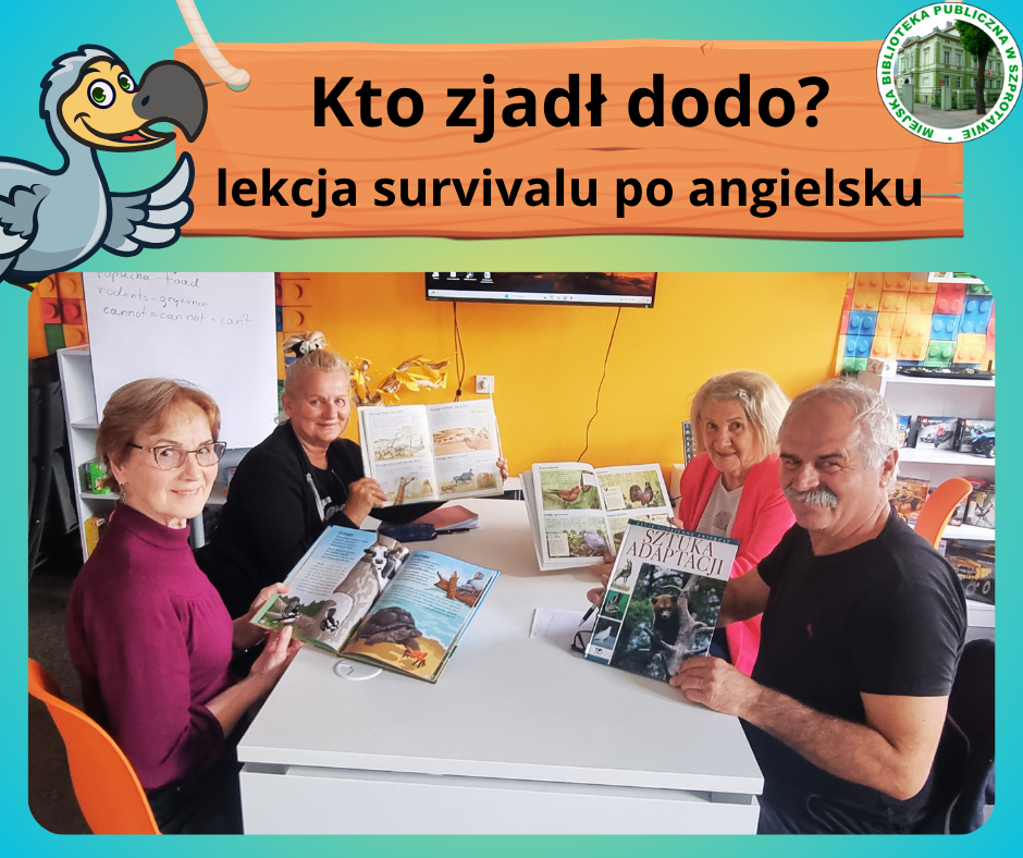 zdjęcie seniorów przy stoliku z książkami, na górze baner z napisem kto zjadł dodo lekcja survivalu po angielsku, obok grafika ptaka dodo, po prawej logo biblioteki