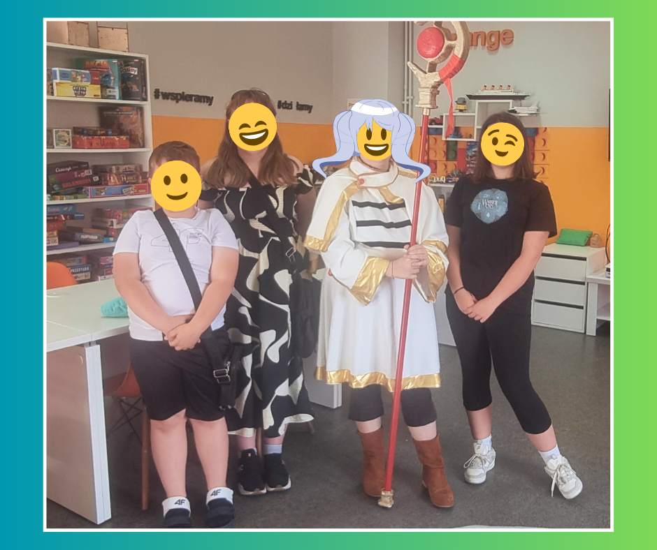 zdjęcie grupowe młodzieży z dziewczyną w stroju anime