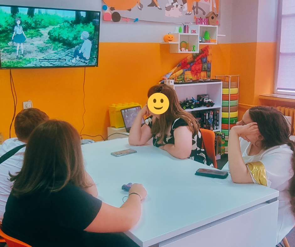 zdjęcie młodzieży podczas oglądania filmu na telewizorze