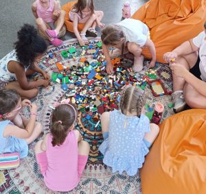 Dzieci ukladają klocki Lego