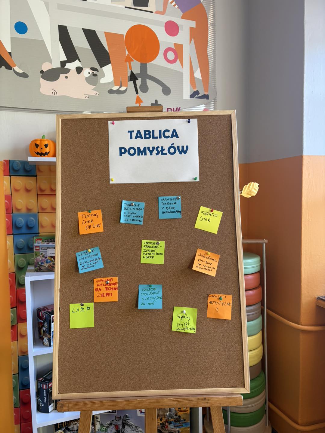 zdjęcie tablicy korkowej z karteczkami i napisem tablica pomysłów