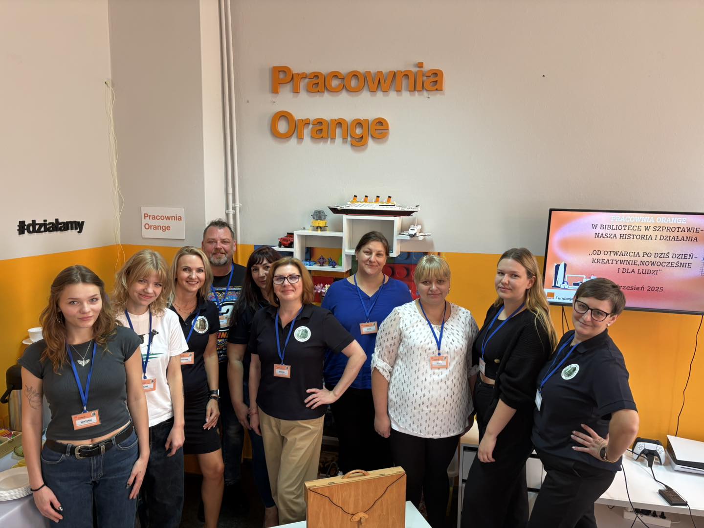 zdjęcie grupowe liderów orange pod napisem pracownia orange i z teatrzykiem cieni