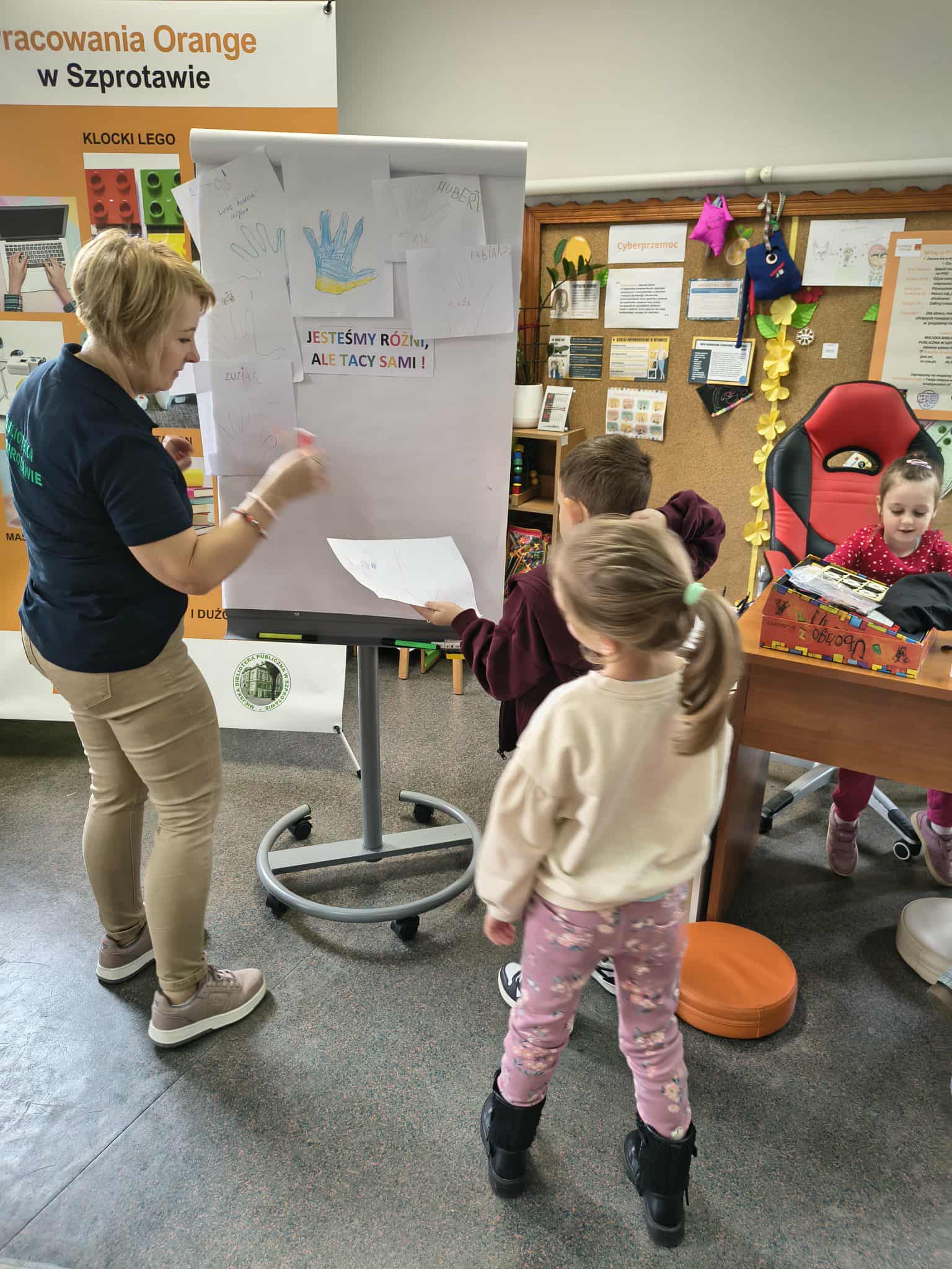 pani pokazuje dzieciom jak są wyjątkowe