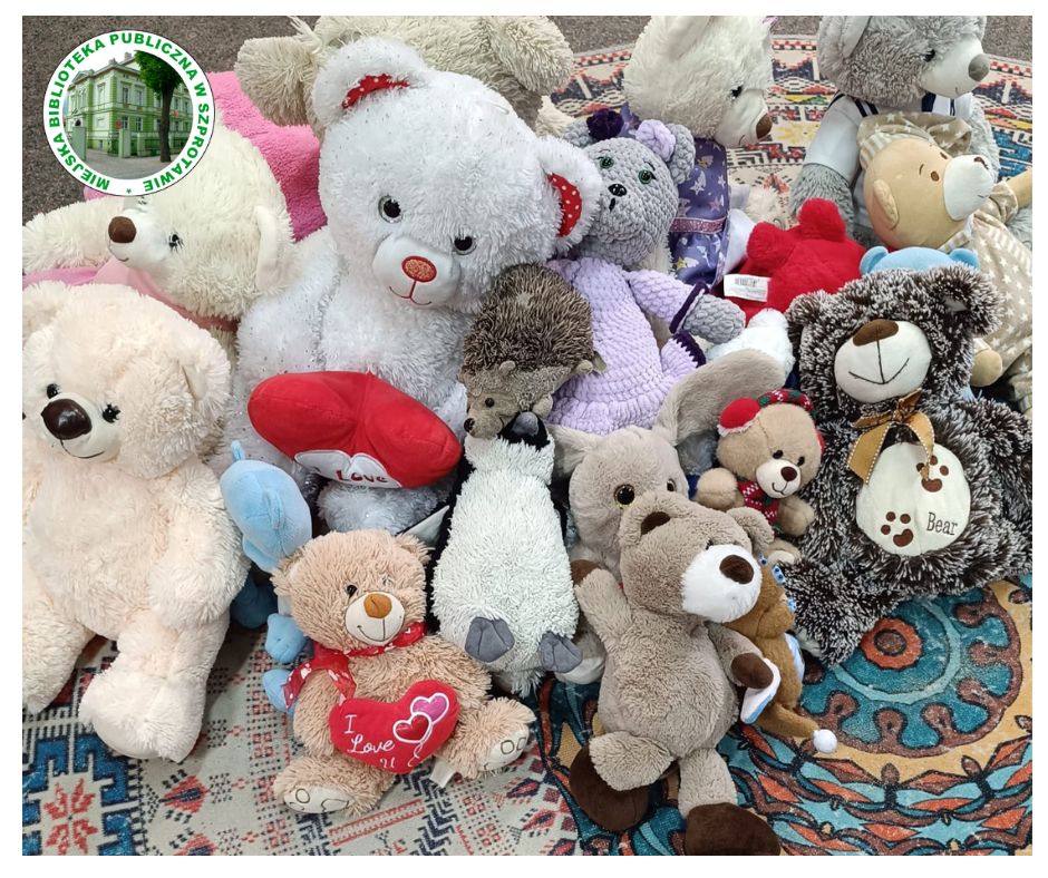 zdjęcie przedstawia stos kolorowych, różnych rozmiarów misie pluszowe na kolorowych dywanie