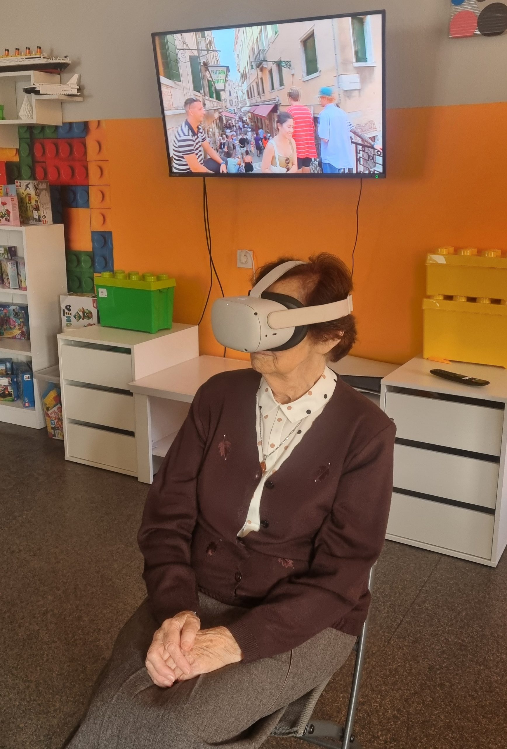 zdjęcie seniorki z goglami vr podczas oglądania filmiku