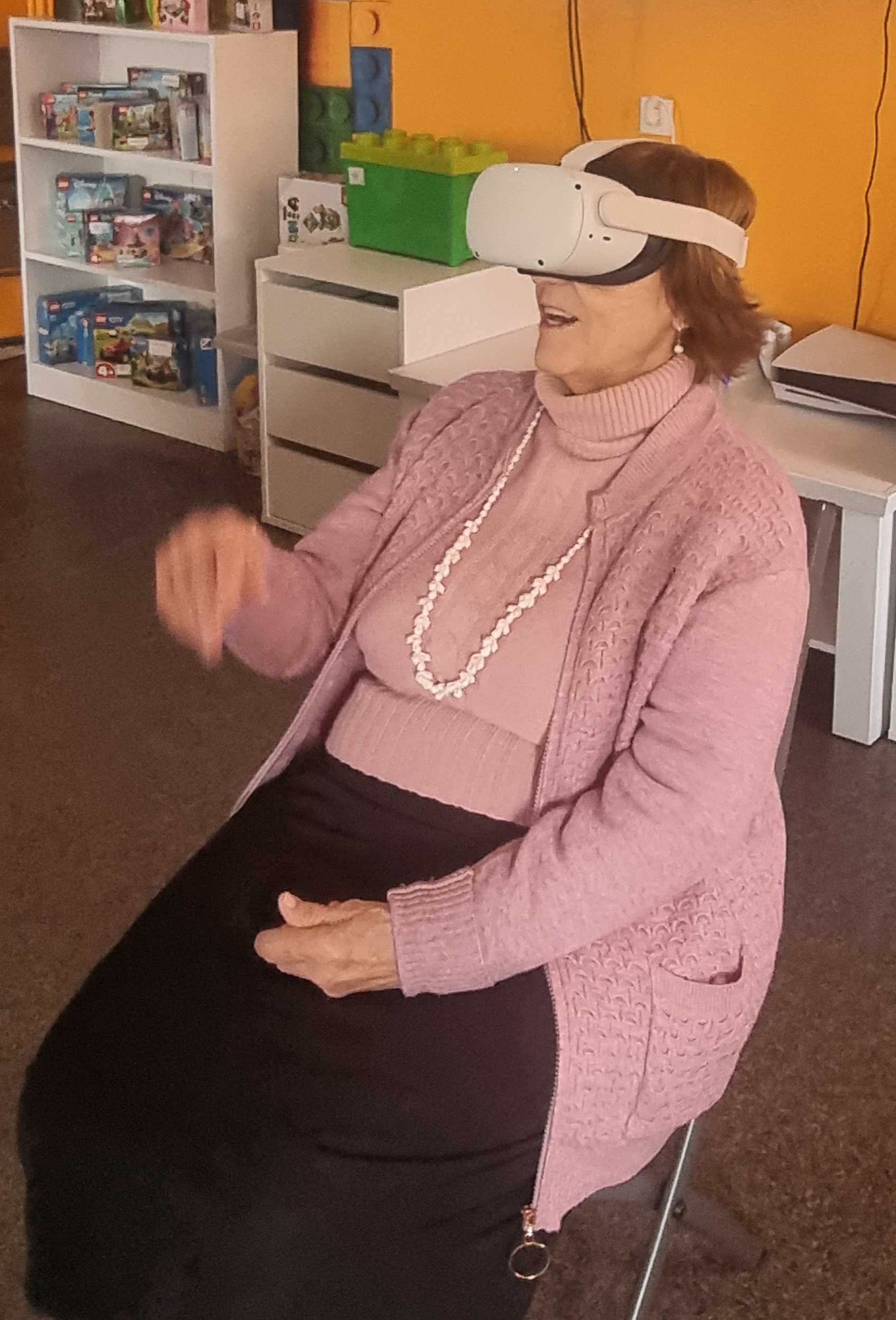 zdjęcie seniorki układającej wirtualne puzle na goglach vr