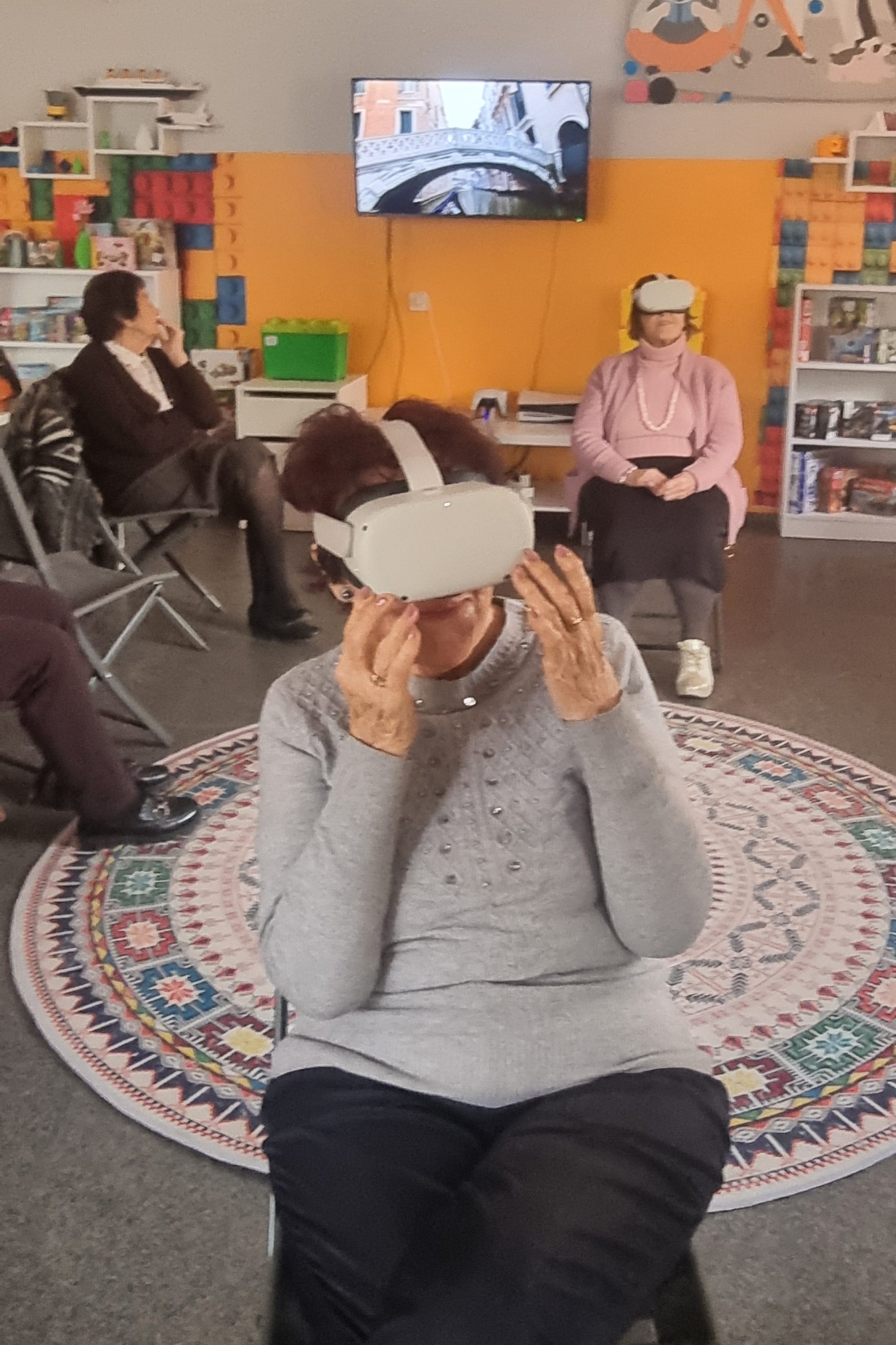 zdjęcie seniorek z goglami vr podczas oglądania filmiku i układania wirtualnych puzzli