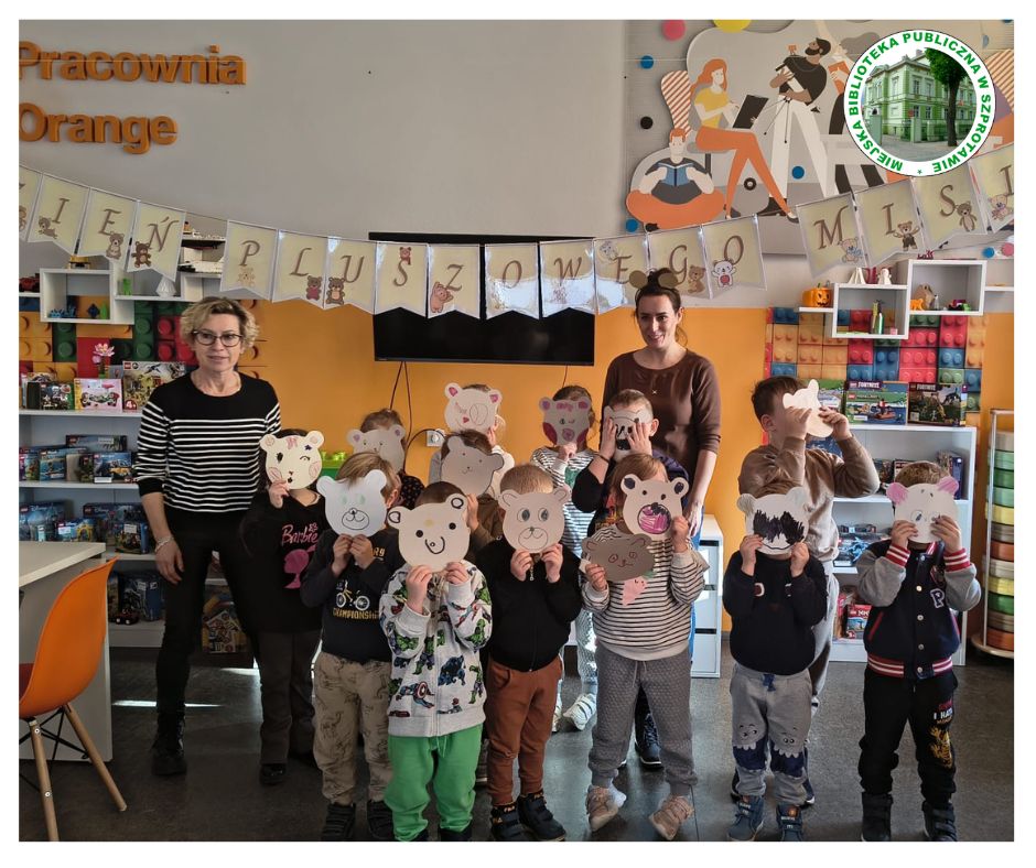 na zdjęciu widać grupę dzieci, których twarze zasłaniają maski misiów, wykonane przez dzieci i dwie osoby dorosłe, zdjęcie grupowe