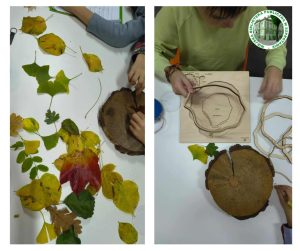 Kolaż dwóch zdjęć: na obu dziecko pochylone nad plastrem drzewa układa drewniane puzzle imitujące warstwy pnia, obok na białym stole widać rozsypane kolorowe jesienne liście