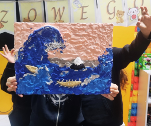 zdjęcie dziewczyn trzymających gotowy obraz z kolorowej gliny