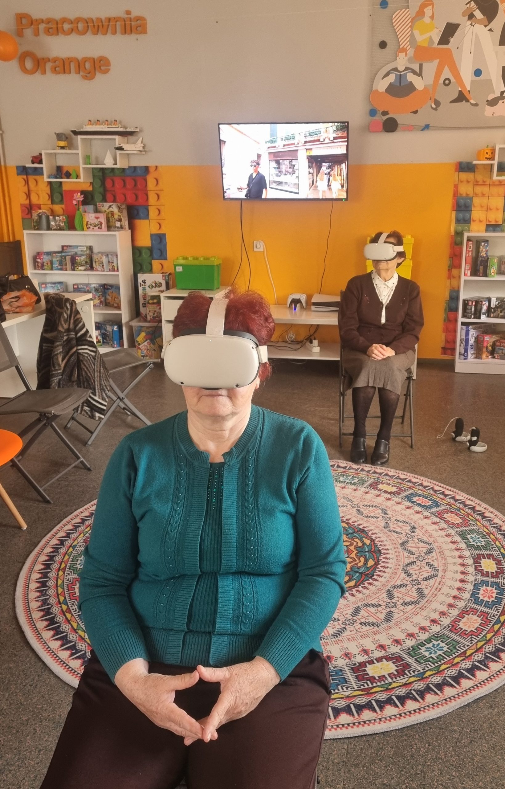 zdjęcie seniorek z goglami VR na głowach