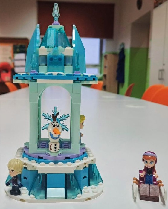 zdjęcie ułożonego zamku z klocków LEGO