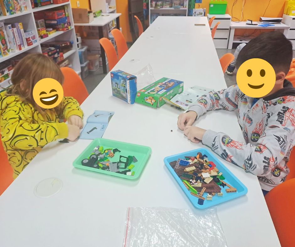 zdjęcie dzieci podczas układania zamku z klocków przy stoliku