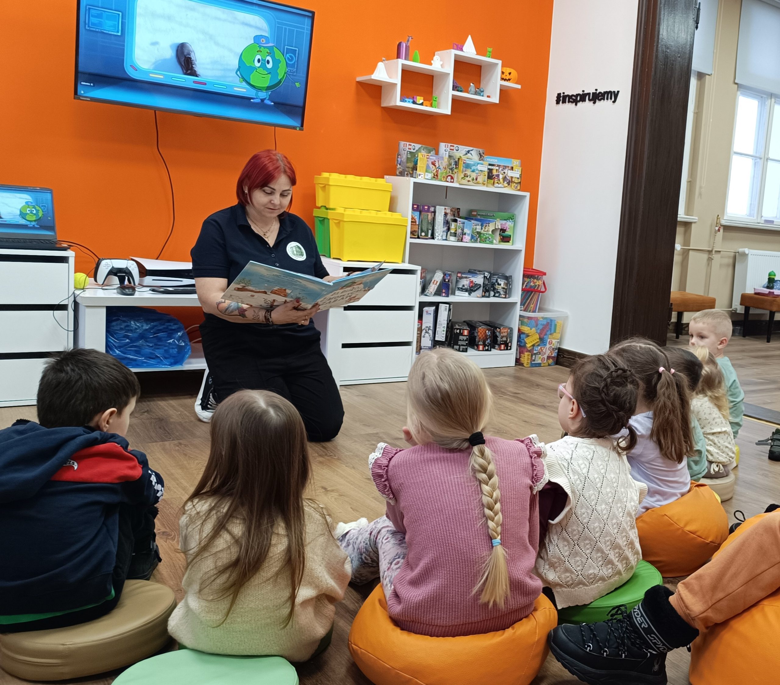 Dzieci słuchają bajki