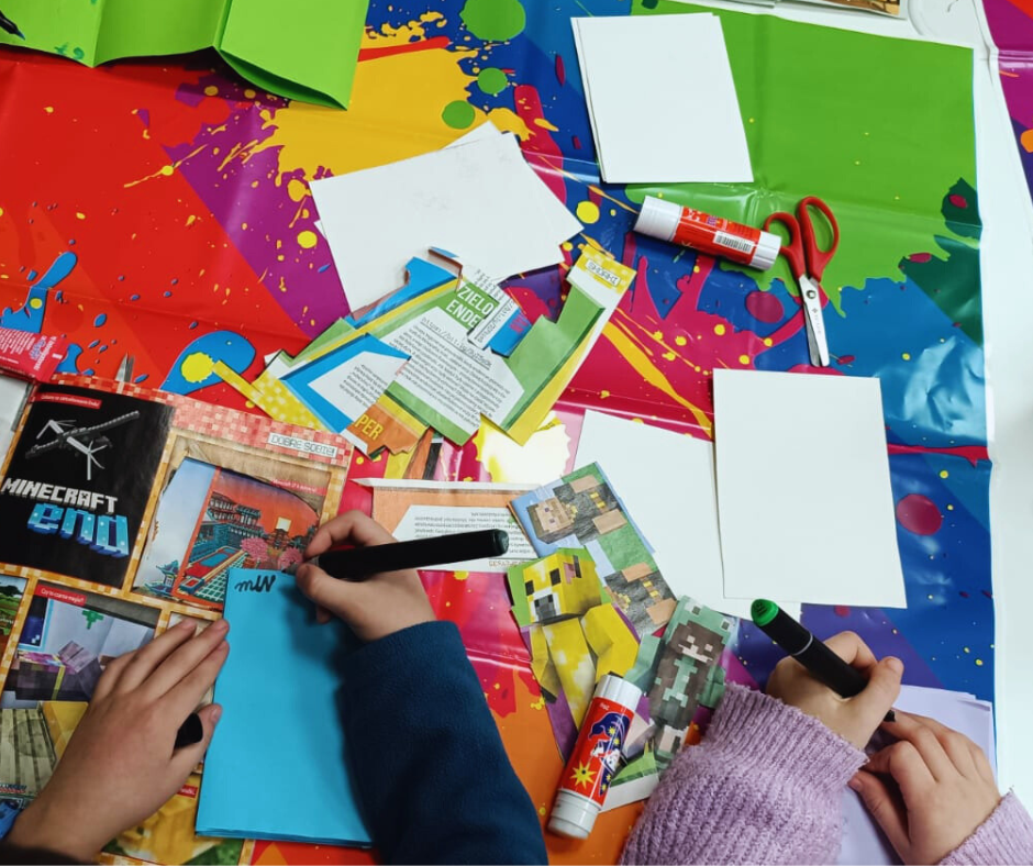 zdjęcie rączek dzieci podczas tworzenia książek harmonijek