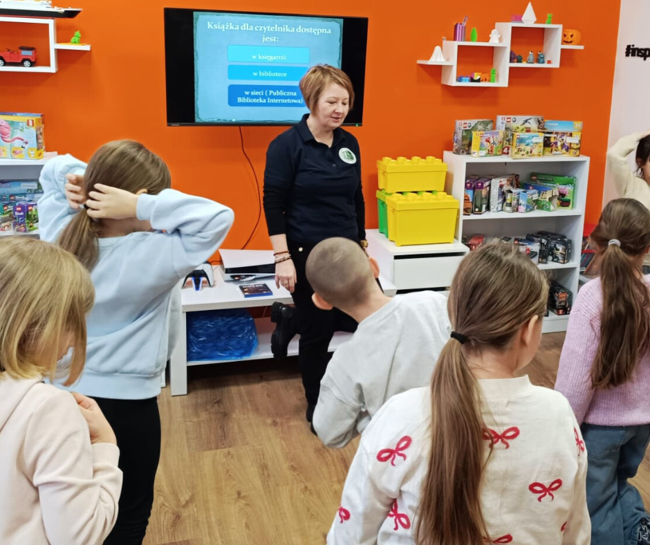 zdjęcie bibliotekarki i dzieci podczas zabaw ruchowych