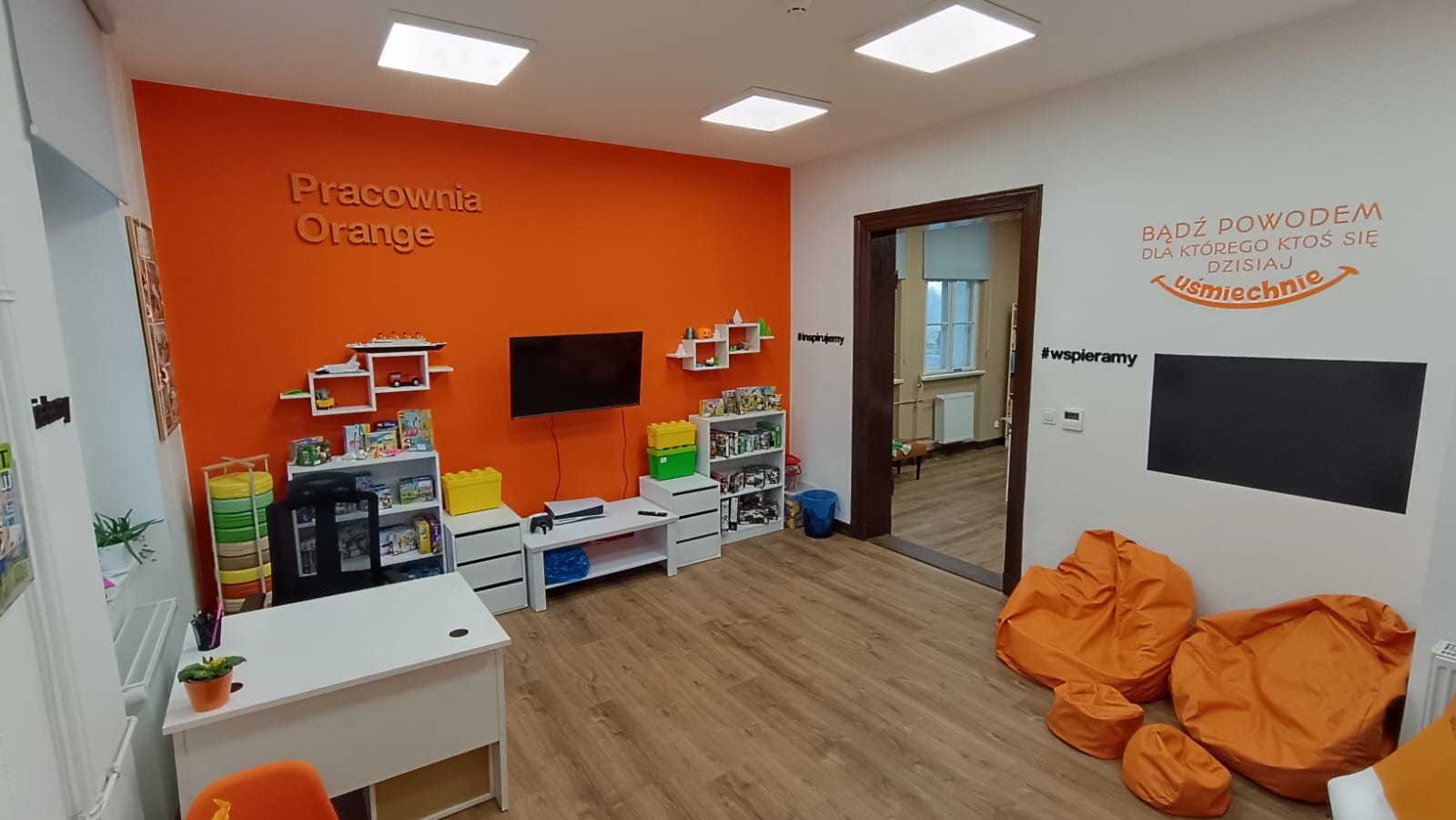 widok z oddalenia na pomieszczenie pracowni orange