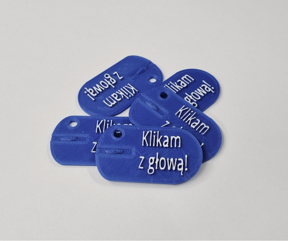 zdjęcie breloków w kształcie myszy komputerowej z napisem klikam z głową!