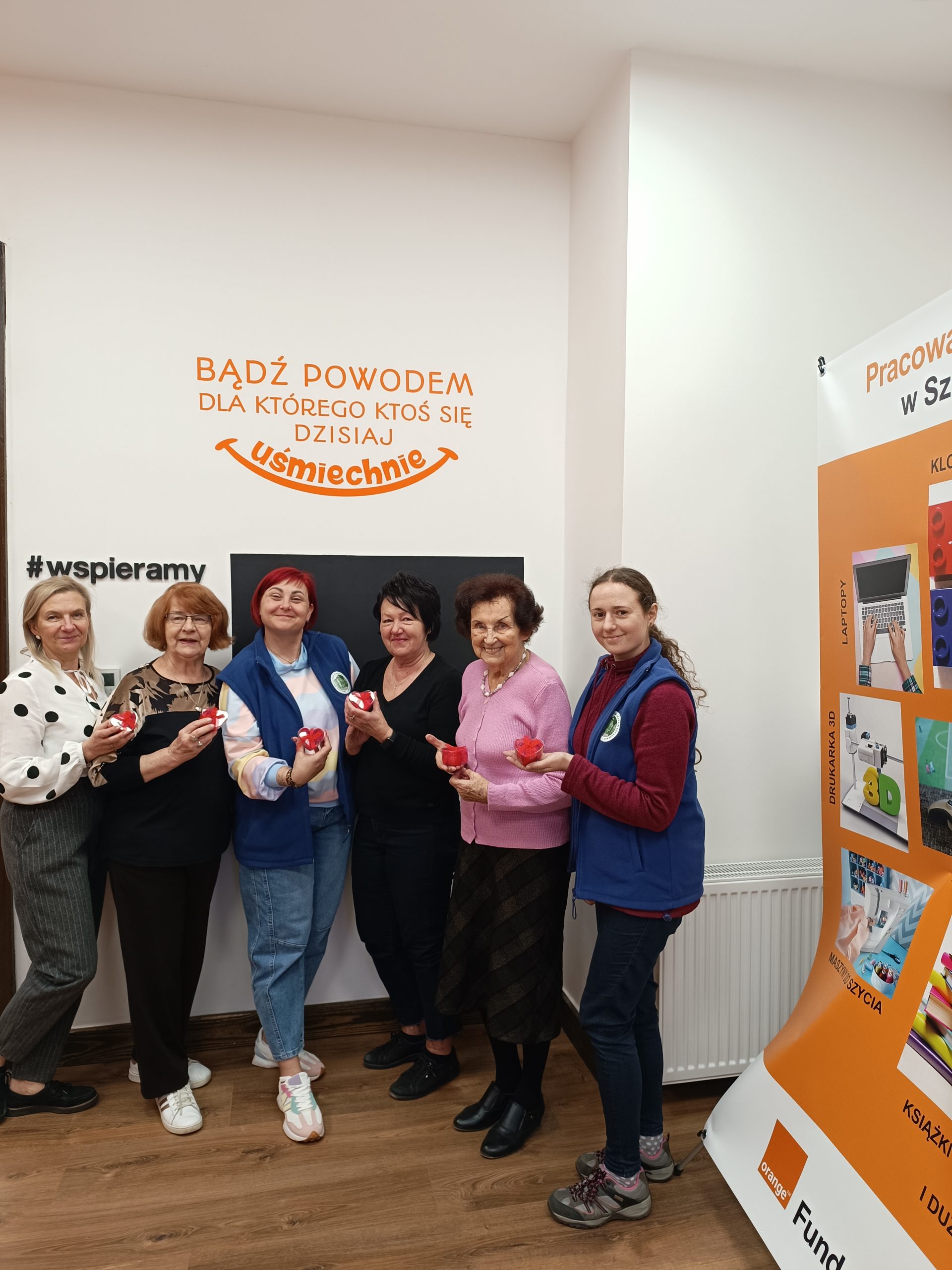 Seniorki pozuja do zdjecia