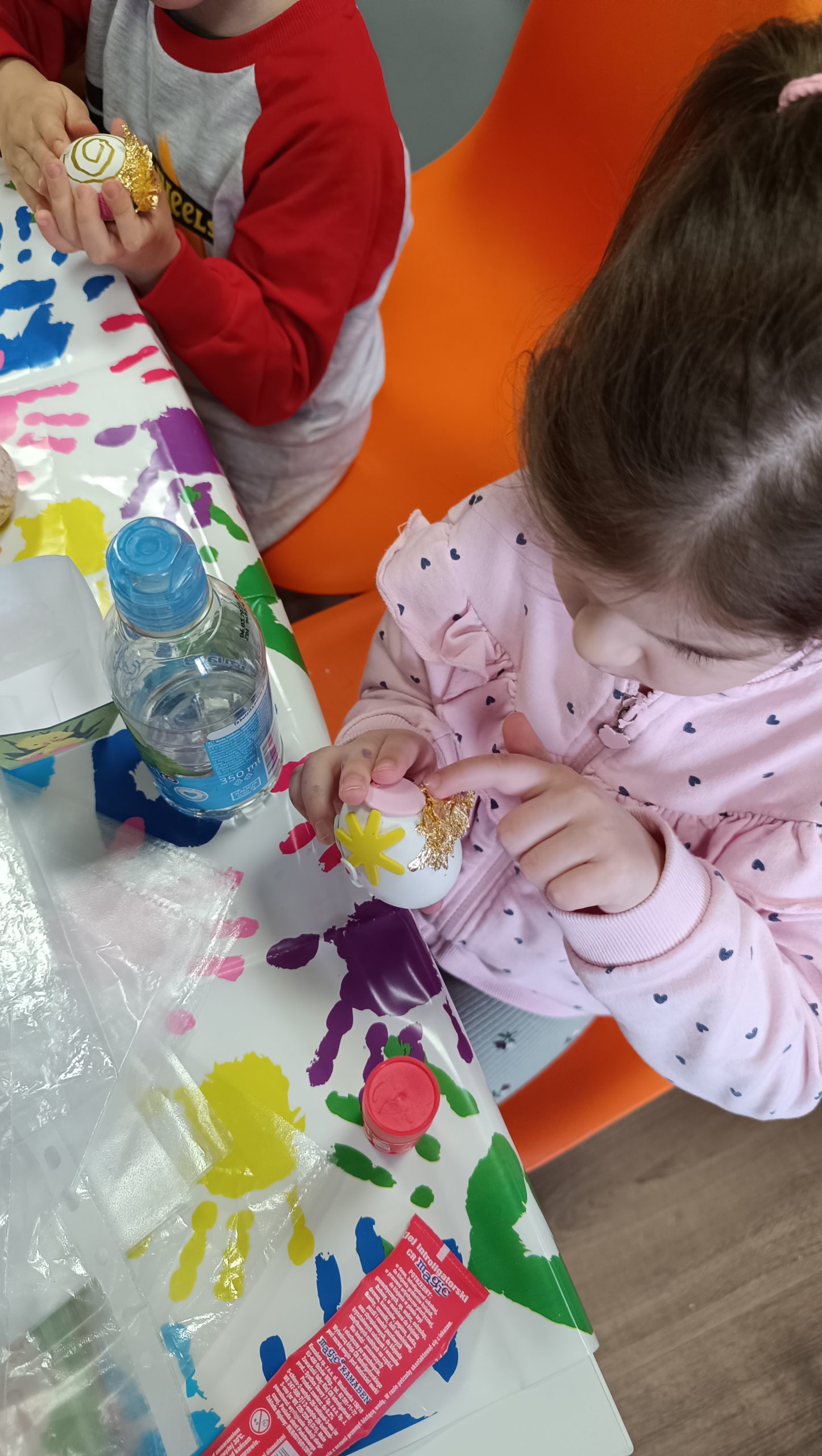 dziewczynka maluje jajko