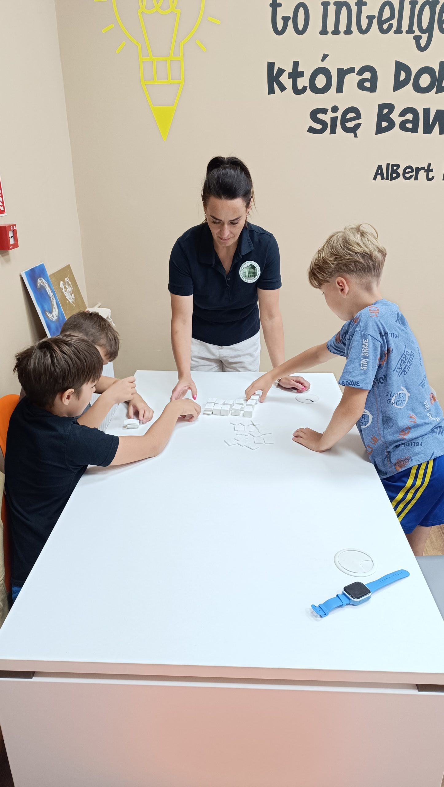 Dzieci i instruktorka podczas gry