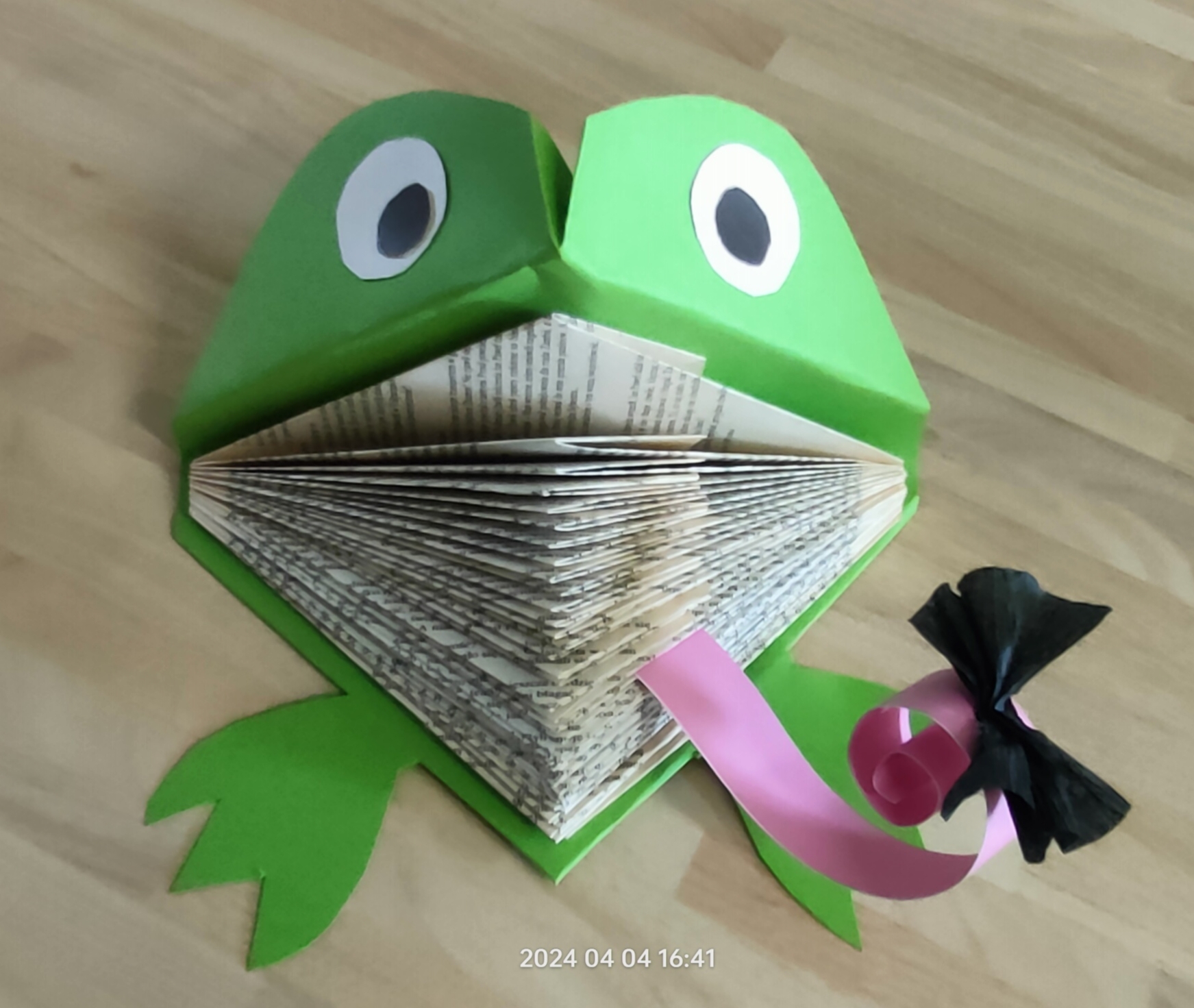 Żabka wykonana ze starych książek.