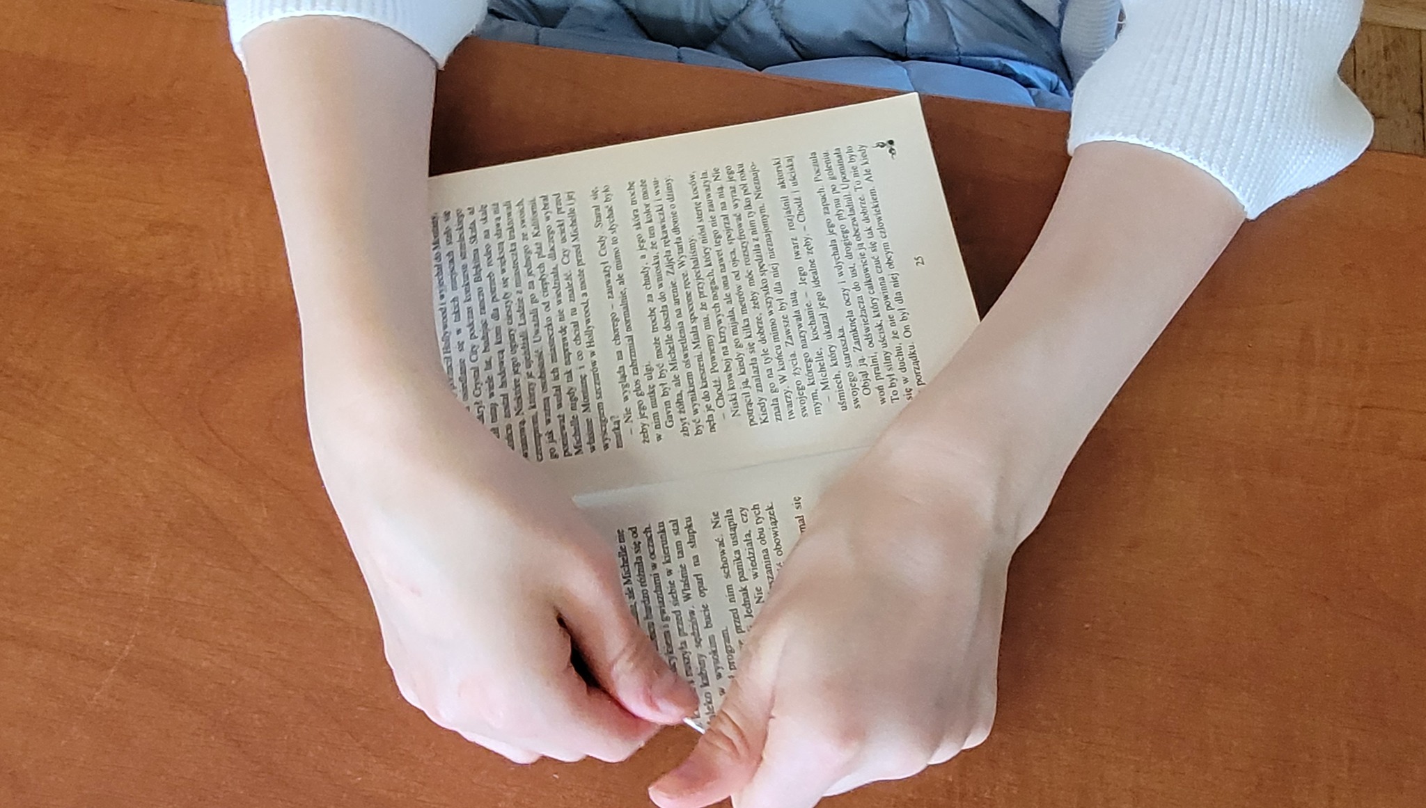 Zdjęcie dłoni i starej książki.