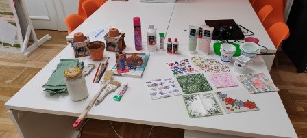 Na zdjęciu widać stół, na którym leżą różne materiały plastyczne.