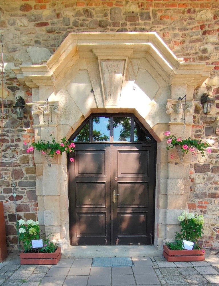 zdjęcie drzwi z zewnątrz, wokół kwiaty