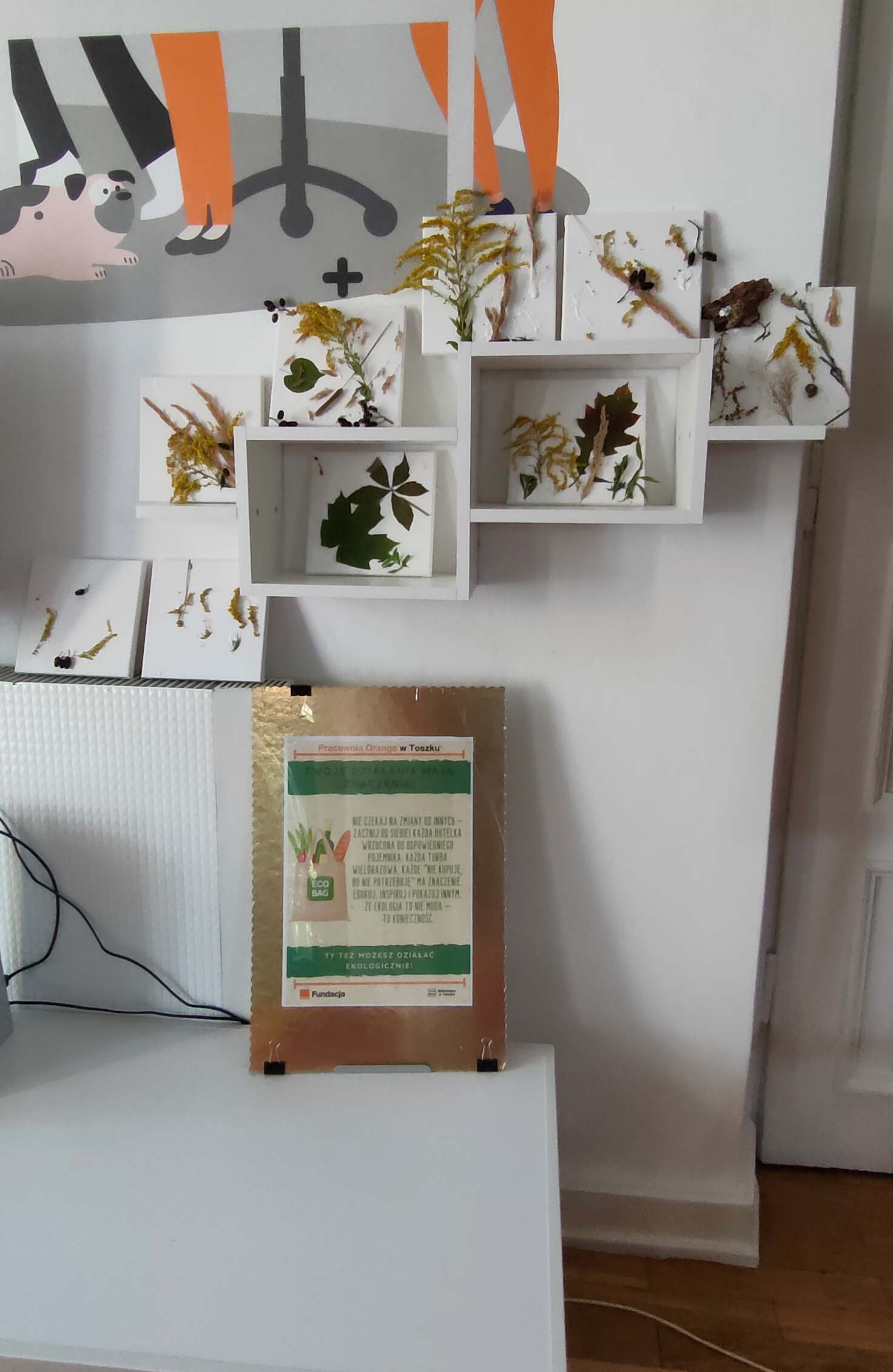 na zdjęciu widoczne są preze artystyczne z wykorzystaniem liści