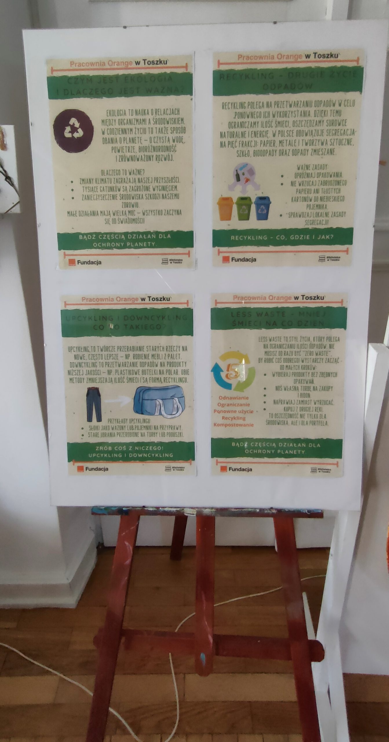 na zdjęciu plansze informacyjne o tematyce ekologicznej