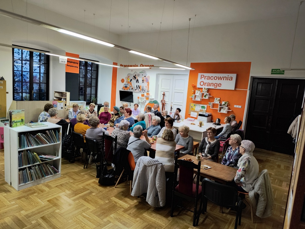 zdjęcie grupy siedzącej przy stole w Pracowni Orange