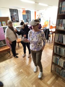 zdjęcie grupy kobiet w goglach VR