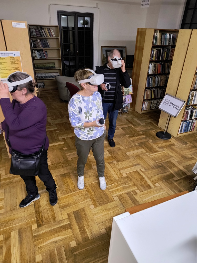 zdjęcie trzech osób z goglami VR na głowie