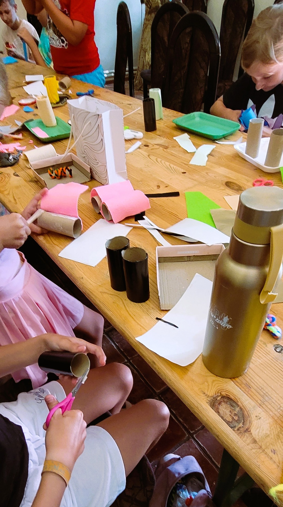 Na zdjęciu widać stół z materiałami plastycznymi.