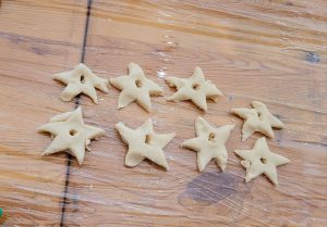 ozdoby z masy solnej leżą na stole