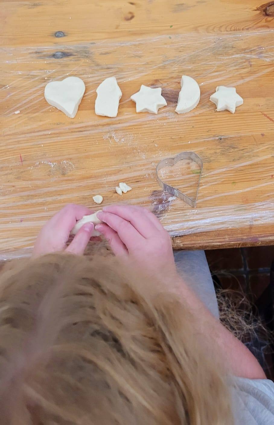 osoba uczestnicząca w warsztatach lepi ozdobę.