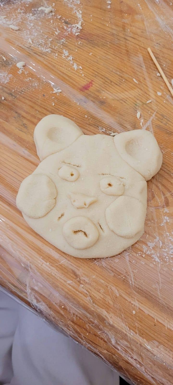 ozdoby z masy solnej leżą na stole