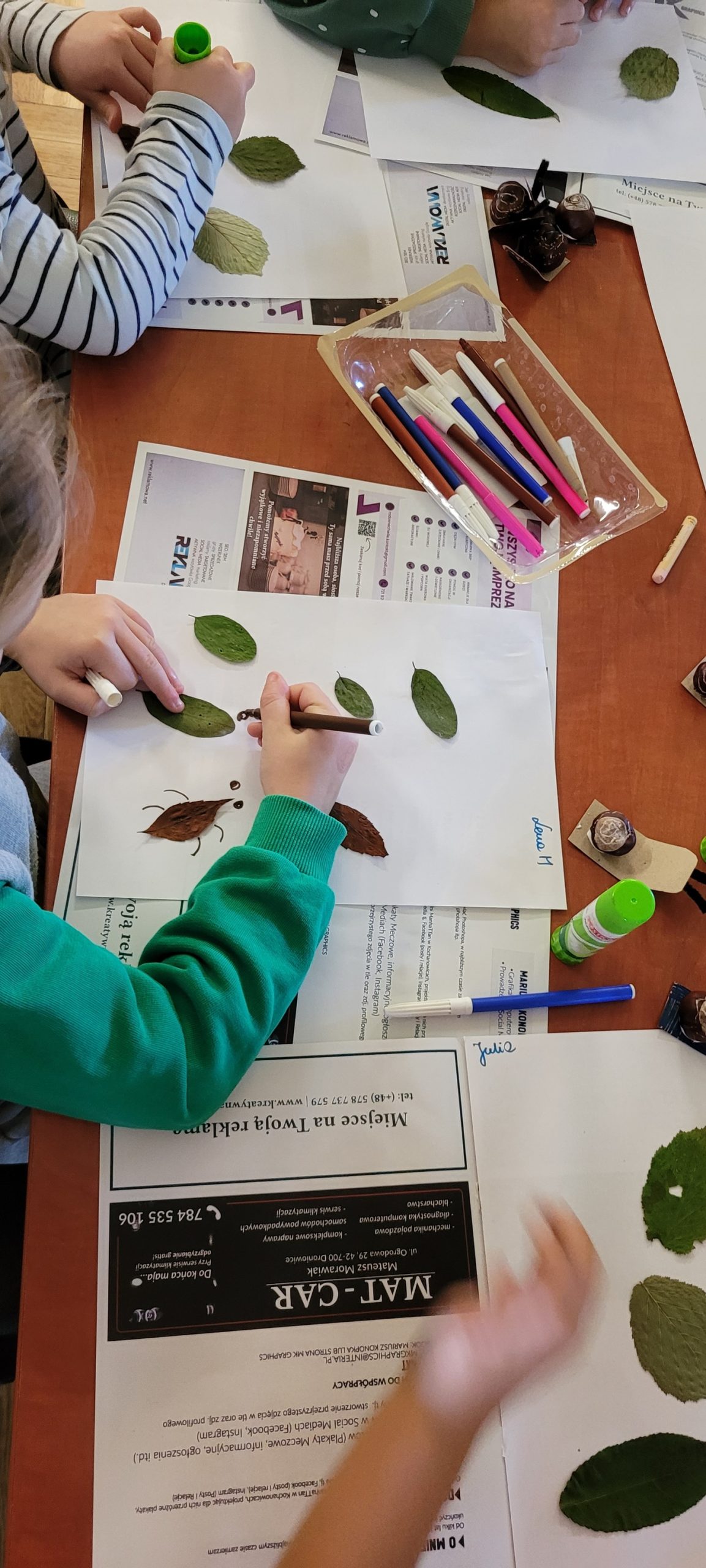 Tworzenie liściastych robaczków.