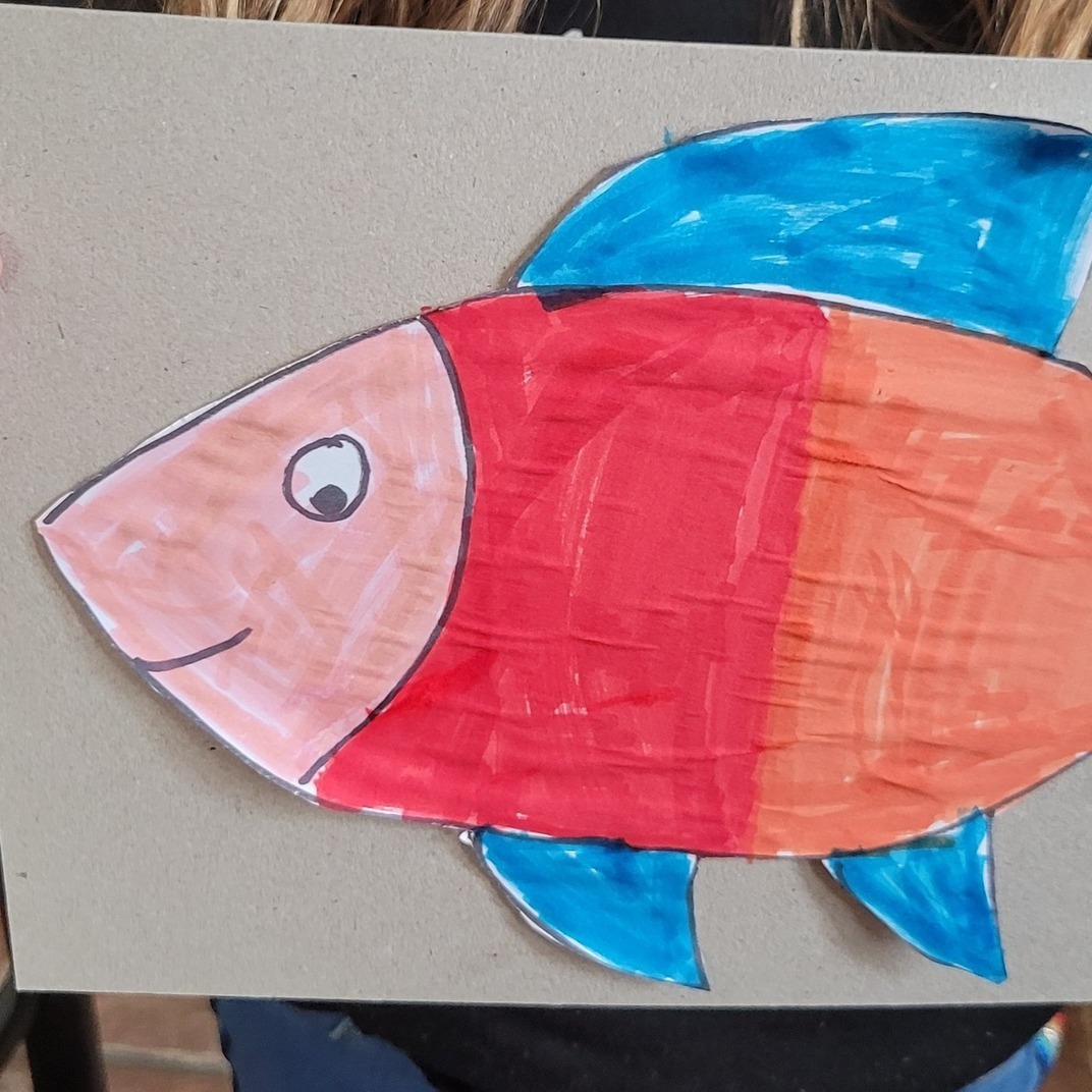 Rysunek rybki na kartonie.